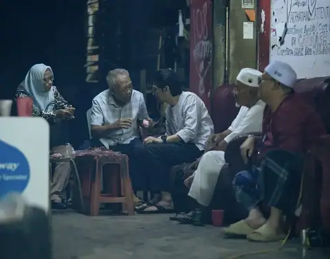Perbualan bersama penduduk di kawasan kedai selepas waktu kerja.
